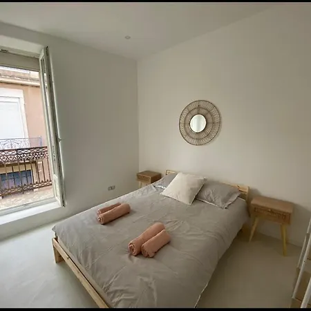 Paros Salon Et Nîmes
