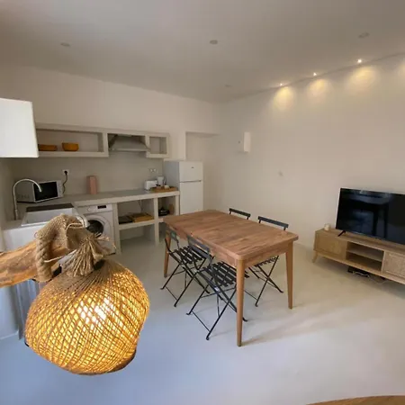 Paros Salon Et * Nimes