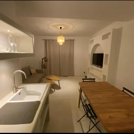 Paros Salon Et Apartment Nimes