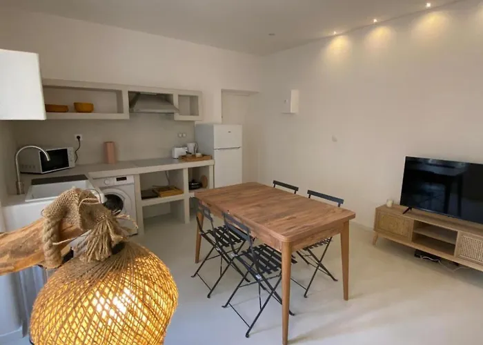 Paros Salon Et * Νιμ